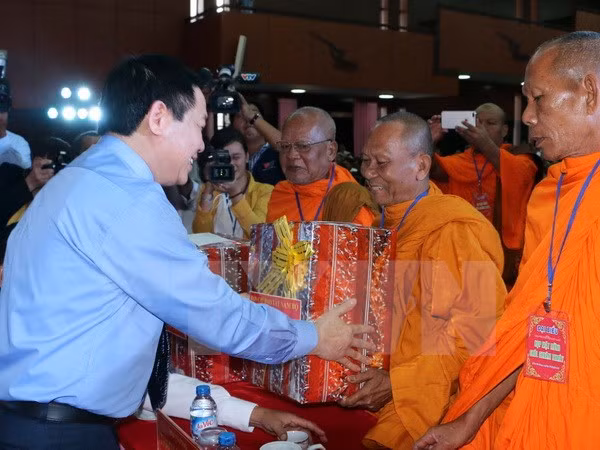 Felicitan en Vietnam a los khmeres por su fiesta de Año Nuevo ảnh 1