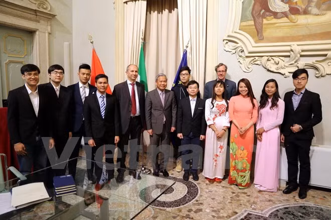 Dispuesta universidad italiana a conceder más becas a estudiantes vietnamitas ảnh 1