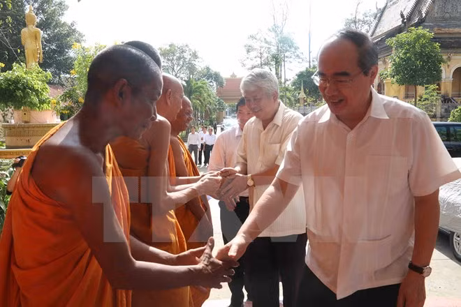 Felicita dirigente vietnamita a comunidad de khmer por su fiesta tradicional ảnh 1