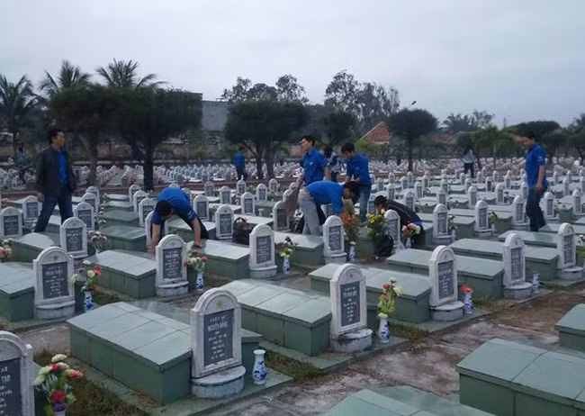 Entierran restos de mártires vietnamitas caídos en guerra pasada ảnh 1