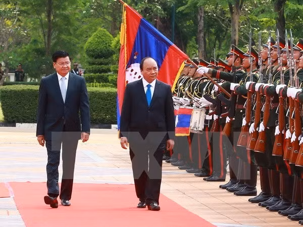 Prensa laosiana destaca visita del premier de Vietnam ảnh 1