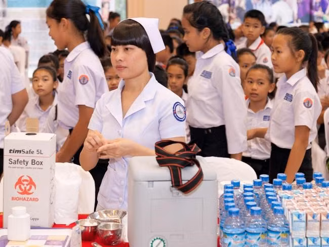 Laos ofrece atención médica gratuita a niños ảnh 1