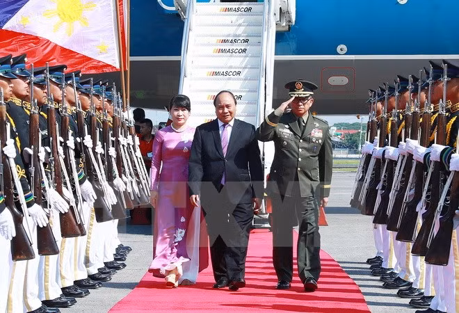 Premier vietnamita llega a Filipinas para XXX Cumbre de ASEAN ảnh 1