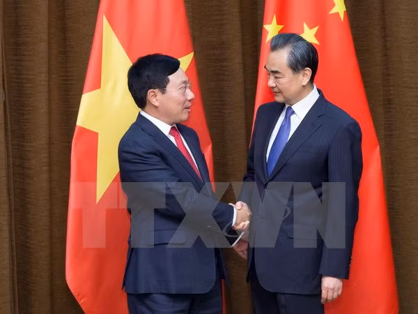 Vicepremier y canciller de Vietnam dialoga con ministro chino de Relaciones Exteriores ảnh 1