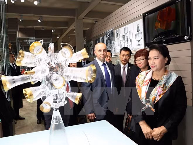 Líder parlamentaria de Vietnam visita región checa de Karlovy Vary ảnh 1