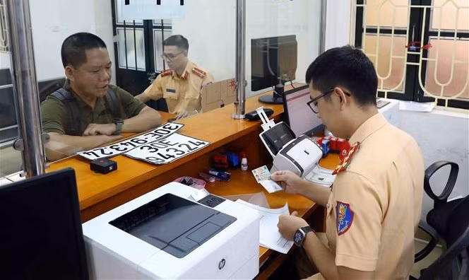 Una persona puede poseer muchas placas de vehículos en Vietnam, según nueva Circular ảnh 1