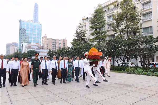 Dirigentes vietnamitas rinden homenaje al Presidente Ho Chi Minh ảnh 4