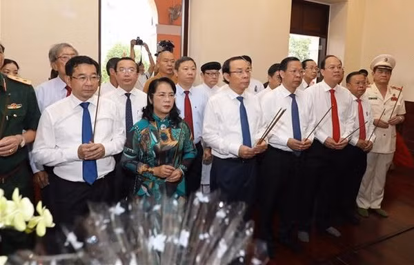 Dirigentes vietnamitas rinden homenaje al Presidente Ho Chi Minh ảnh 3