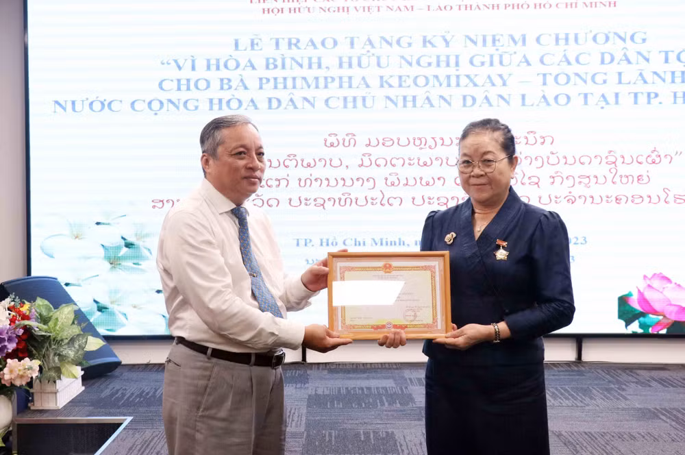 Entregan medalla conmemorativa a cónsul general de Laos en Ciudad Ho Chi Minh ảnh 1 Entregan medalla conmemorativa a cónsul general de Laos en Ciudad Ho Chi Minh ảnh 1