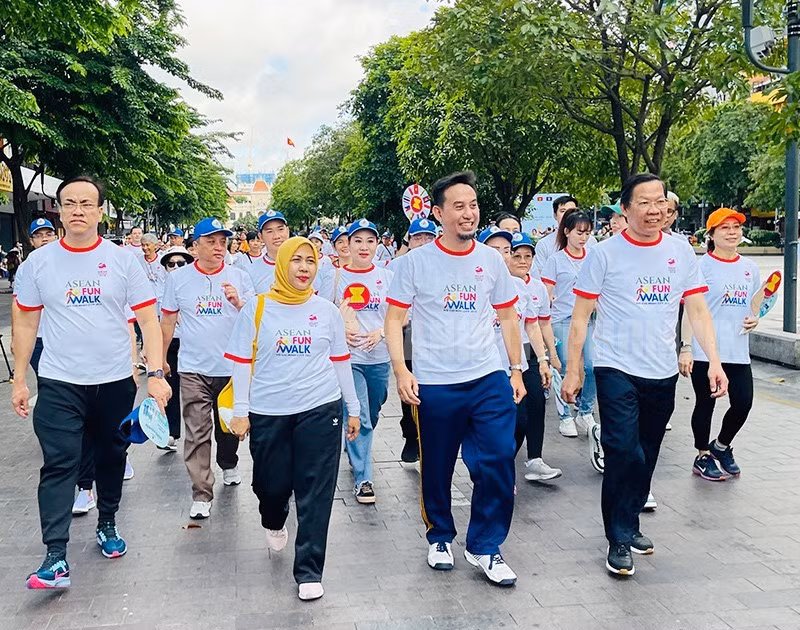Casi mil personas participan en ASEAN Fun Walk 2023 en Ciudad Ho Chi Minh ảnh 1