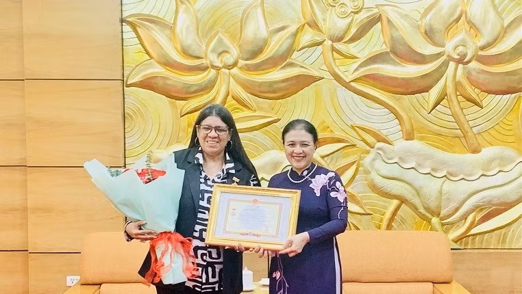 Entregan medalla conmemorativa de amistad a embajadora venezolana ảnh 1
