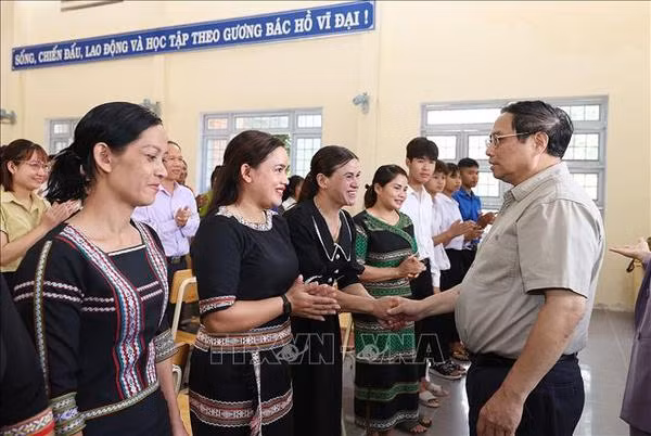 Premier de Vietnam visita Internado de minorías étnicas de Kon Tum ảnh 1