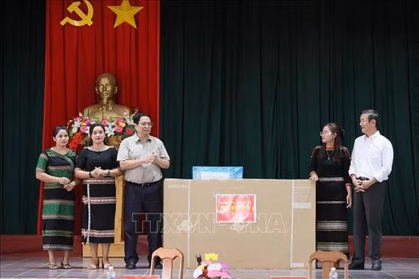 Premier de Vietnam visita Internado de minorías étnicas de Kon Tum ảnh 2