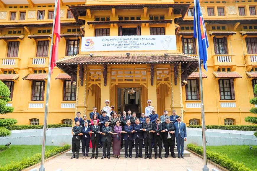 Izan bandera de ASEAN en Vietnam por 56 aniversario de su fundación ảnh 3