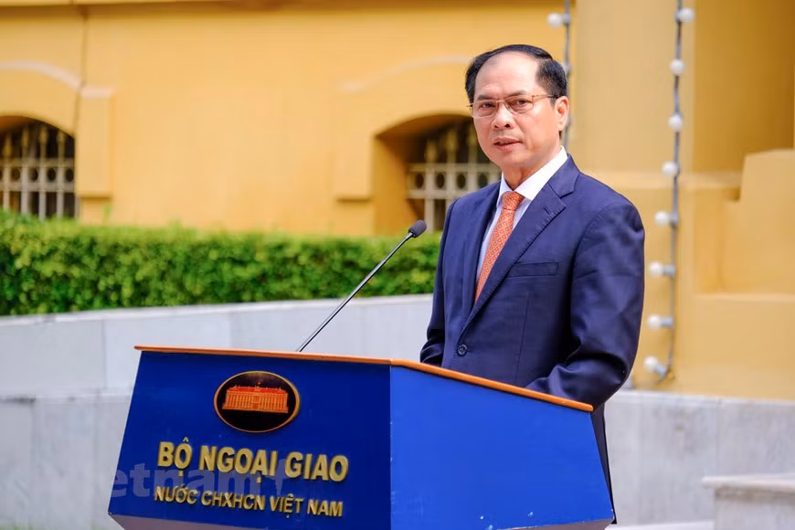 Izan bandera de ASEAN en Vietnam por 56 aniversario de su fundación ảnh 2