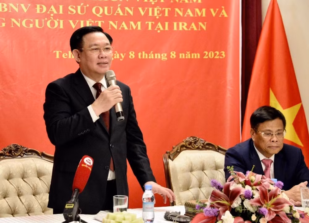Presidente del Parlamento de Vietnam se reúne con comunidad de connacionales en Irán ảnh 2