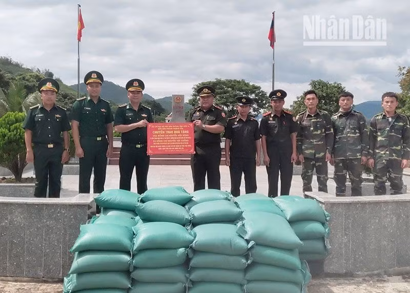 Entregan donación vietnamita a la guardia fronteriza de provincia laosiana ảnh 1