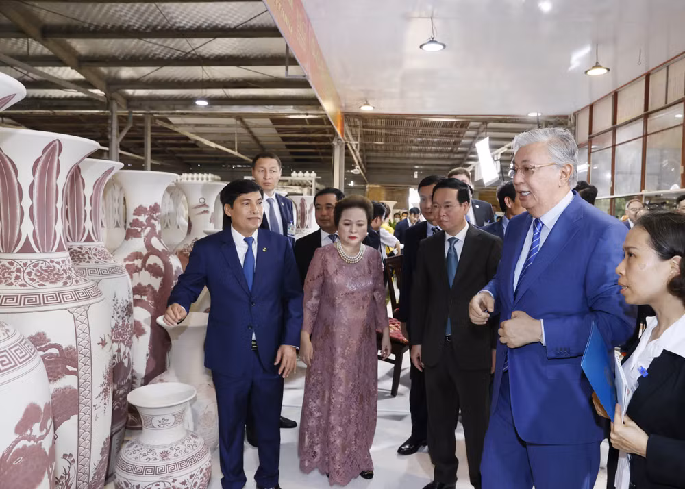 Presidentes vietnamita y kazajo visitan antigua aldea de cerámica de Chu Dau ảnh 1