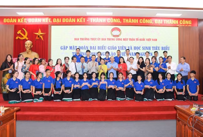 Escuela bilingüe contribuye a promover la cultura vietnamita en Laos ảnh 1