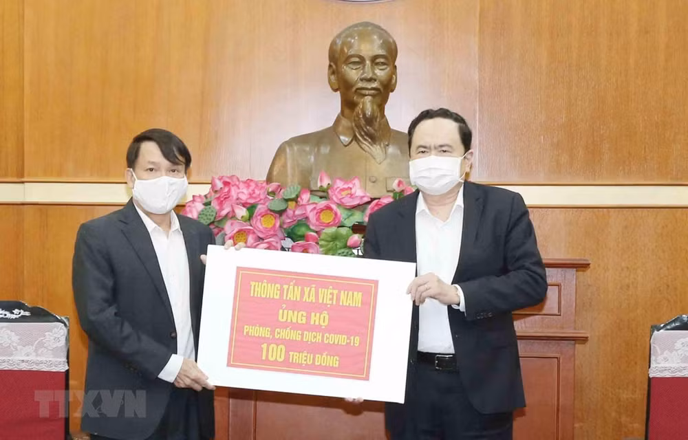 Frente de la Patria de Vietnam recibe apoyo financiero dedicado a la lucha contra COVID-19 ảnh 1