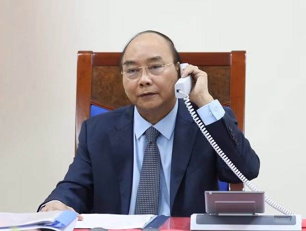 Premieres de Vietnam y Rusia debaten cooperación bilateral en medio de COVID- 19 ảnh 1