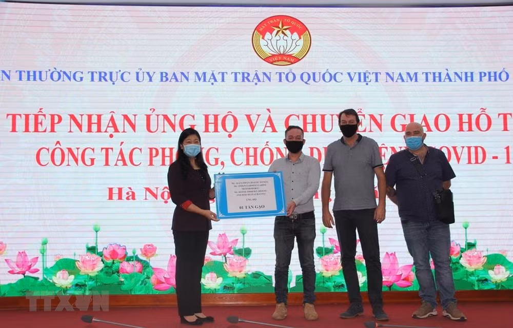Donan 4,3 millones de dólares para ayudar esfuerzos antipandémicos de Hanoi ảnh 1