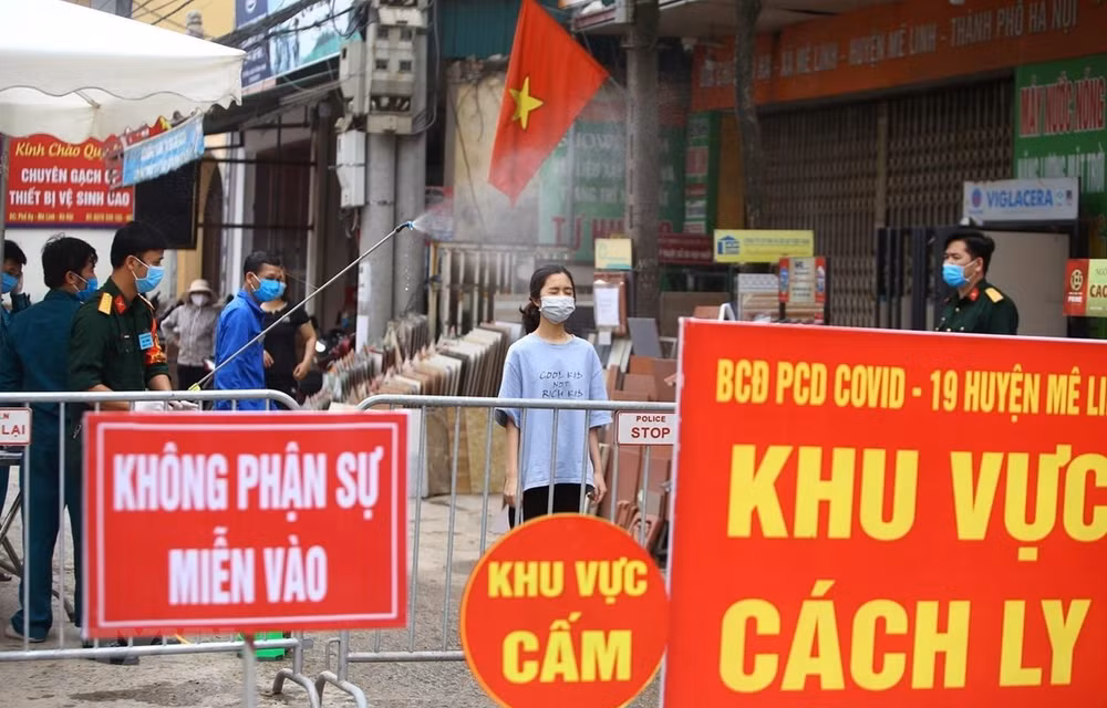 Despliegan 15 equipos de respuesta rápida a nuevo epicentro del COVID-19 en Hanoi ảnh 1
