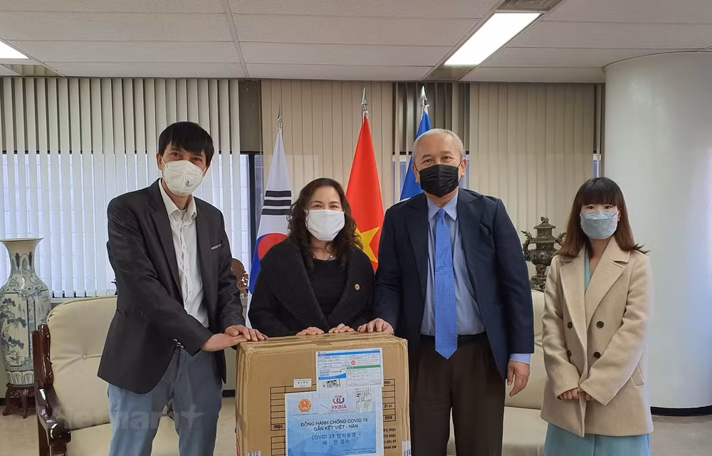 Donan mascarillas a vietnamitas residentes en Corea del Sur ảnh 1