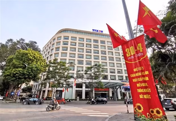 Primer ministro ruso felicita a Vietnam por 45 aniversario de reunificación nacional ảnh 1
