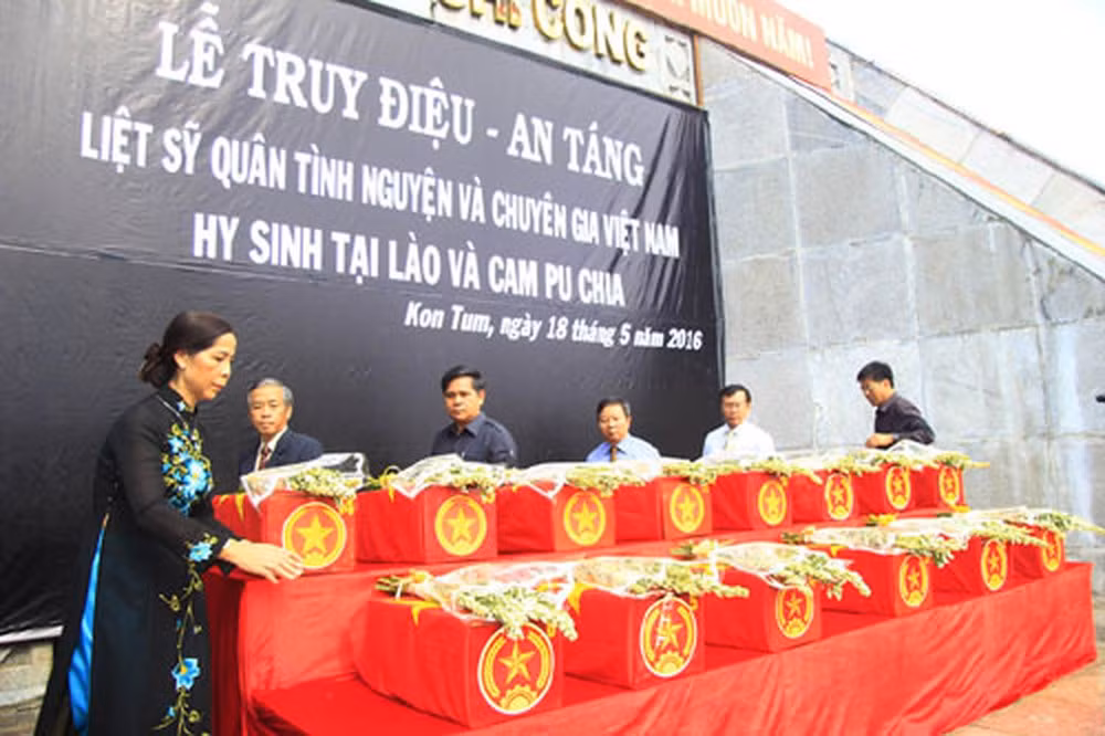 Entierran restos de combatientes vietnamitas caídos en Laos y Camboya ảnh 1