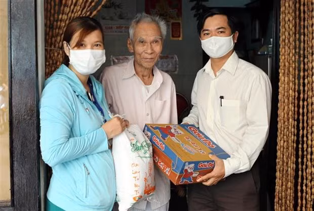 Ciudad vietnamita apoya a residentes y trabajadores de menos recursos en medio de pandemia ảnh 1