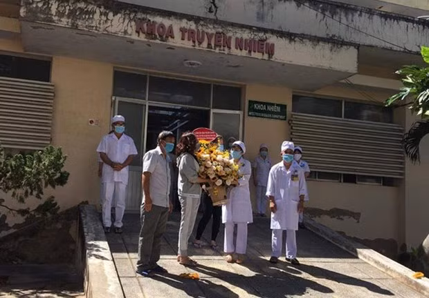 Reciben alta médica otros 10 pacientes de COVID-19 en Vietnam ảnh 1