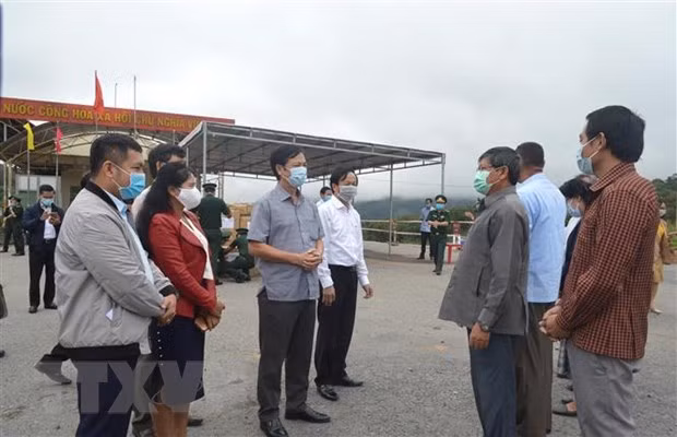 Provincias vietnamitas y laosianas mejoran coordinación en lucha contra el COVID-19 ảnh 1