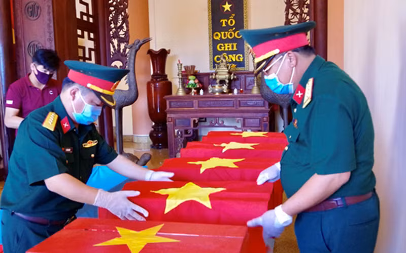 Repatrian restos de 16 combatientes voluntarios vietnamitas caídos en Camboya ảnh 1