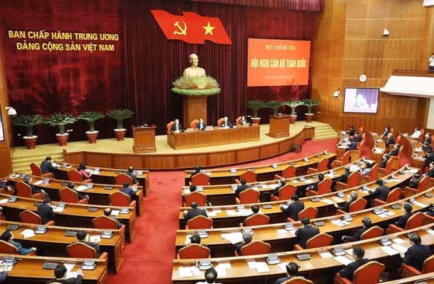 Se reúne máximo dirigente de Vietnam con altos funcionarios nacionales para abordar asuntos primordiales ảnh 1