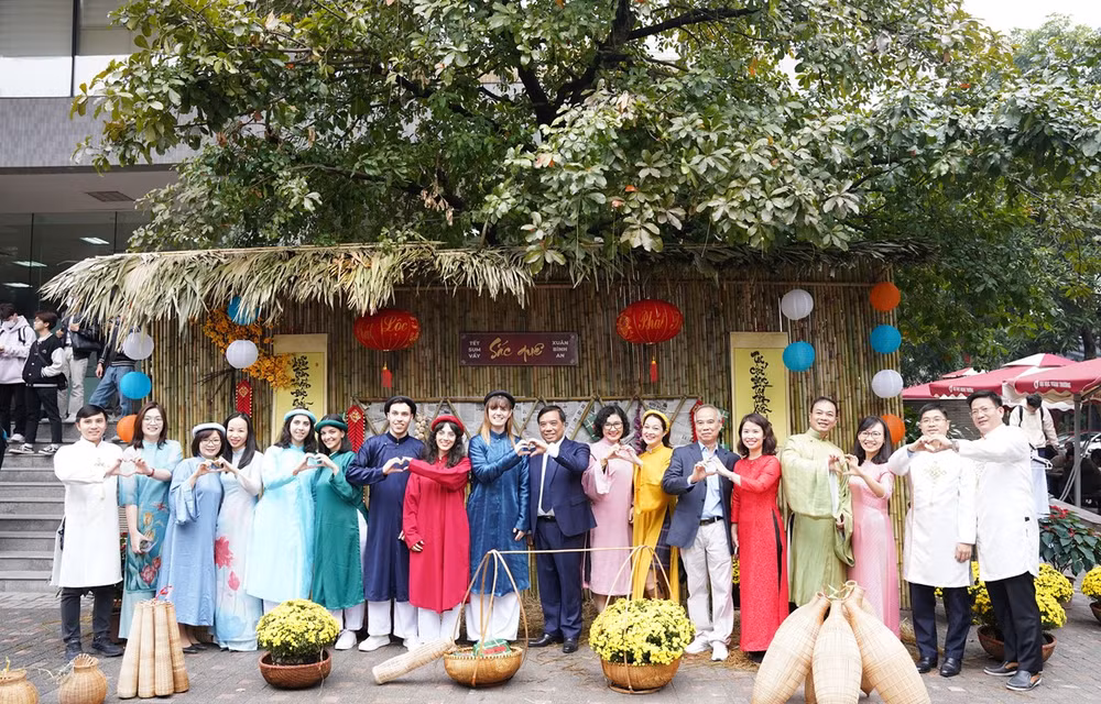Tradiciones del Tet suscitan entusiasmo de estudiantes extranjeros ảnh 1
