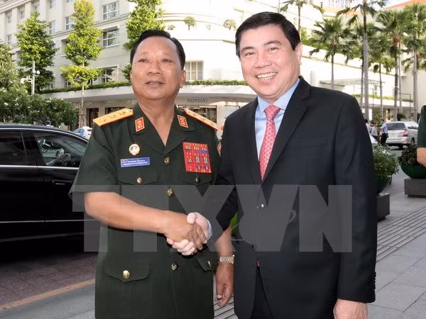 Éxitos de Ciudad Ho Chi Minh son ejemplos para Laos, dijo su ministro de Defensa ảnh 1
