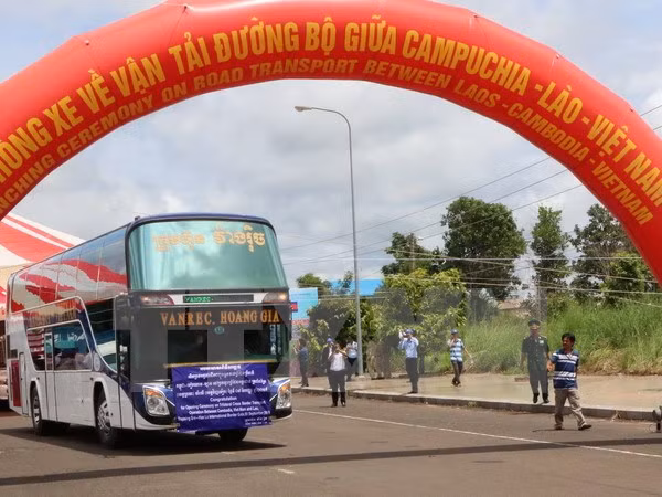 Inauguran vía de transporte trasfronterizo Cambodia-Laos-Vietnam ảnh 1