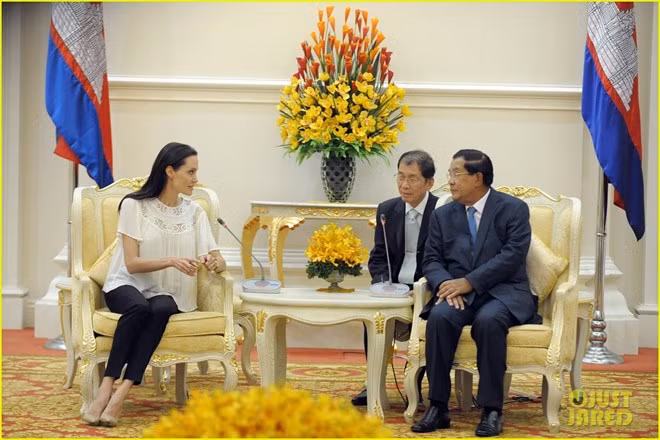 Premier cambodiano apoya película de Angelina Jolie sobre Khmer Rojo ảnh 1