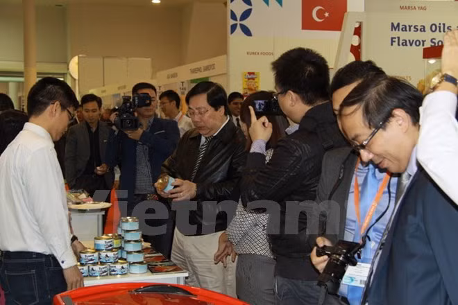 Productos vietnamitas captan atención en exposición alimentaria Moscú ảnh 1