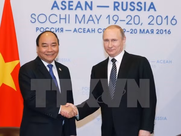 Premier vietnamita dialoga con presidente ruso en ciudad de Sochi ảnh 1
