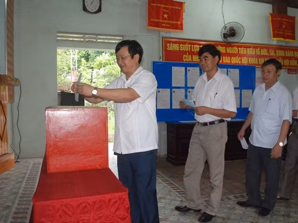 Entusiastas votantes vietnamitas en gran fiesta nacional ảnh 3