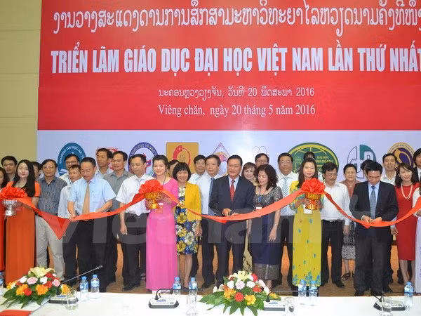 Exhibición de educación en Laos materializa plan de integración de Vietnam ảnh 1