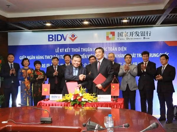 Bancos vietnamita y chino firman contrato crediticio ảnh 1