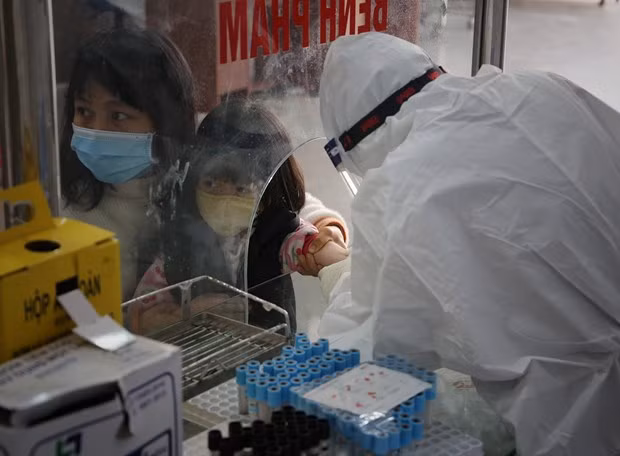 Más del 19 por ciento de los niños en Vietnam contraen el COVID-19 ảnh 1
