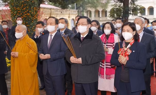 Titular del Legislativo vietnamita rinde tributo a antepasados en Ciudadela Imperial de Thang Long ảnh 1