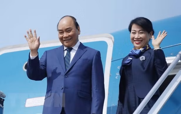 Presidente de Vietnam parte de Hanoi para la visita estatal a Singapur ảnh 1