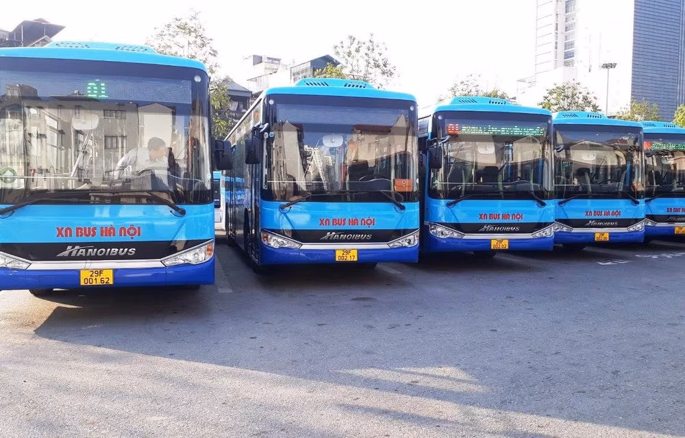 Mayoría de rutas de autobús subsidiarias de Hanoi opera en su máxima capacidad a partir de hoy ảnh 1