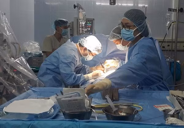 Hospital vietnamita destaca por éxito en difícil técnica de cirugía cardiovascular ảnh 1