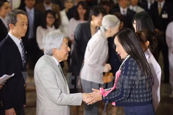 Emperador Akihito conversa con vietnamitas que estudiaron en Japón ảnh 1